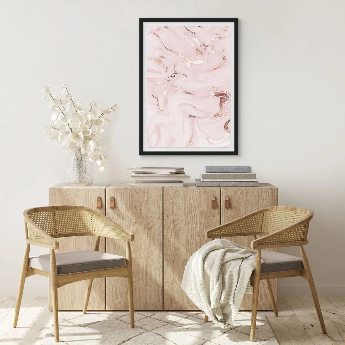 Plakat w czarnej ramie - Elegancki wzór marmuru w odcieniach różu ze złotymi akcentami - 50x70cm - W różowym szale - Nowoczesna dekoracja ścienna do salonu i sypialni ARTTOR