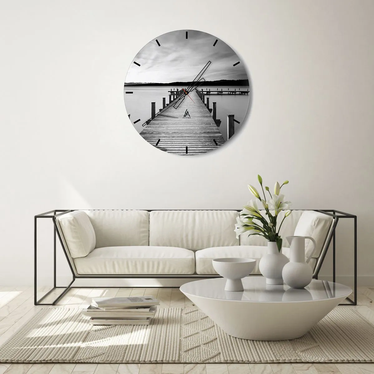 Zegar ścienny - Drewniane molo prowadzące w głąb spokojnego jeziora - 30x30cm - U wodopoju – spokoju - Nowoczesna dekoracja ścienna do salonu, kuchni i sypialni ARTTOR