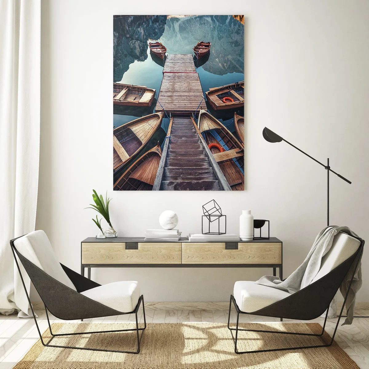 Obraz na szkle - Drewniane łodzie przy pomoście na jeziorze górskim - 80x120cm - Czekam na przystani - Nowoczesna dekoracja ścienna do salonu i sypialni ARTTOR