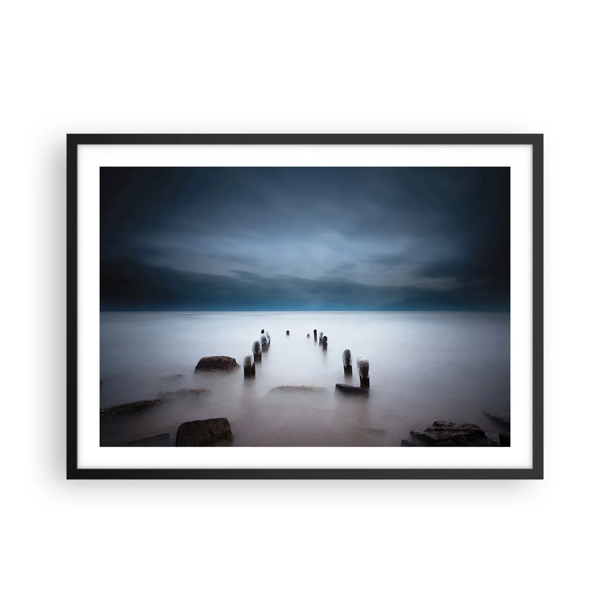 Plakat w czarnej ramie - Stare molo na tle spokojnego morza - 70x50cm - Zamyślone jezioro - Nowoczesna dekoracja ścienna do salonu i sypialni ARTTOR