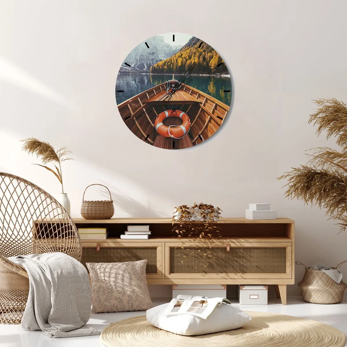 Zegar ścienny - Widok z łodzi na jezioro otoczone górami i lasem - 30x30cm - Górska wycieczka - Nowoczesna dekoracja ścienna do salonu, kuchni i sypialni ARTTOR