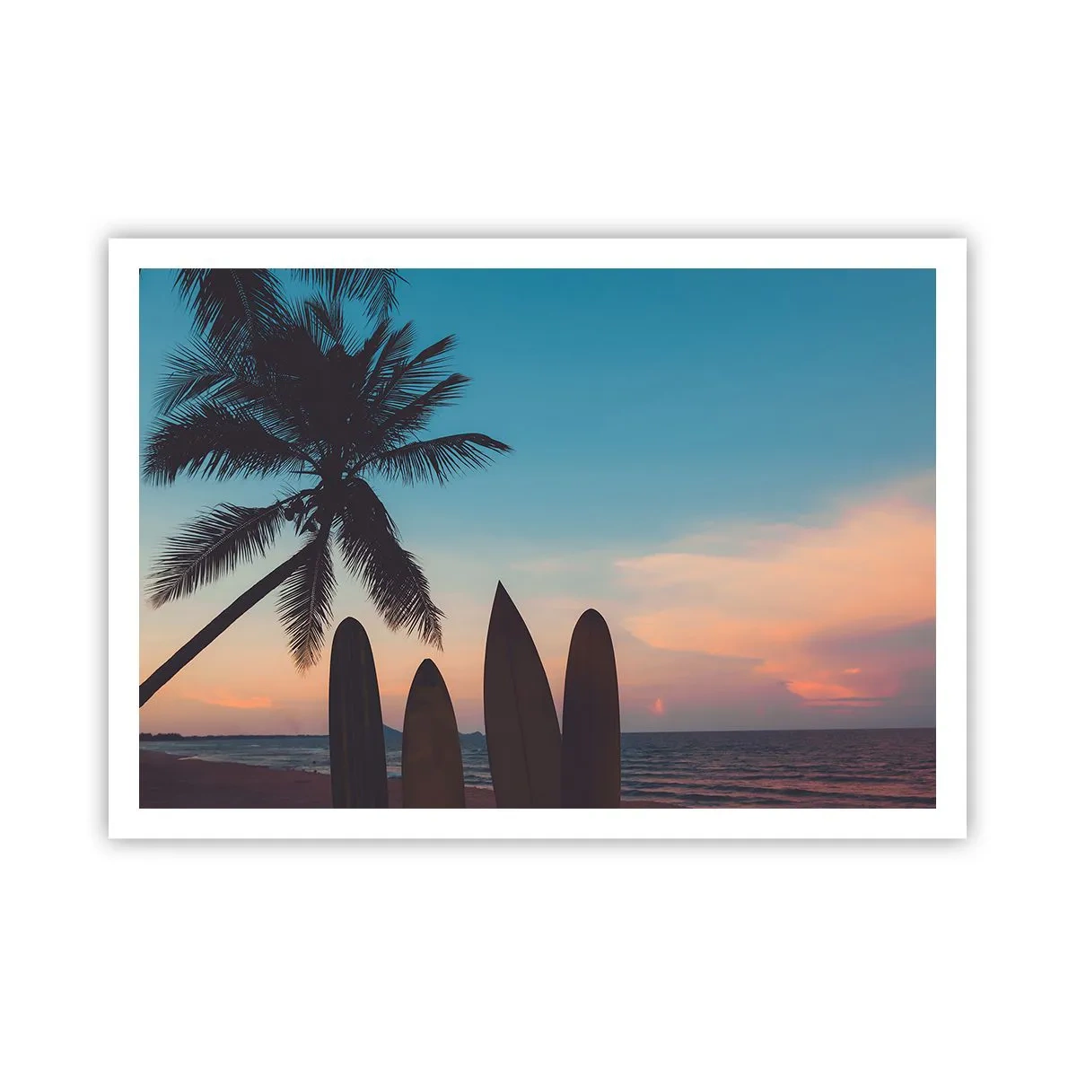 Plakat - Deski surfingowe na tle palmy i zachodu słońca - 100x70cm - Jutro też będzie zabawa - Nowoczesna dekoracja ścienna do salonu i sypialni ARTTOR