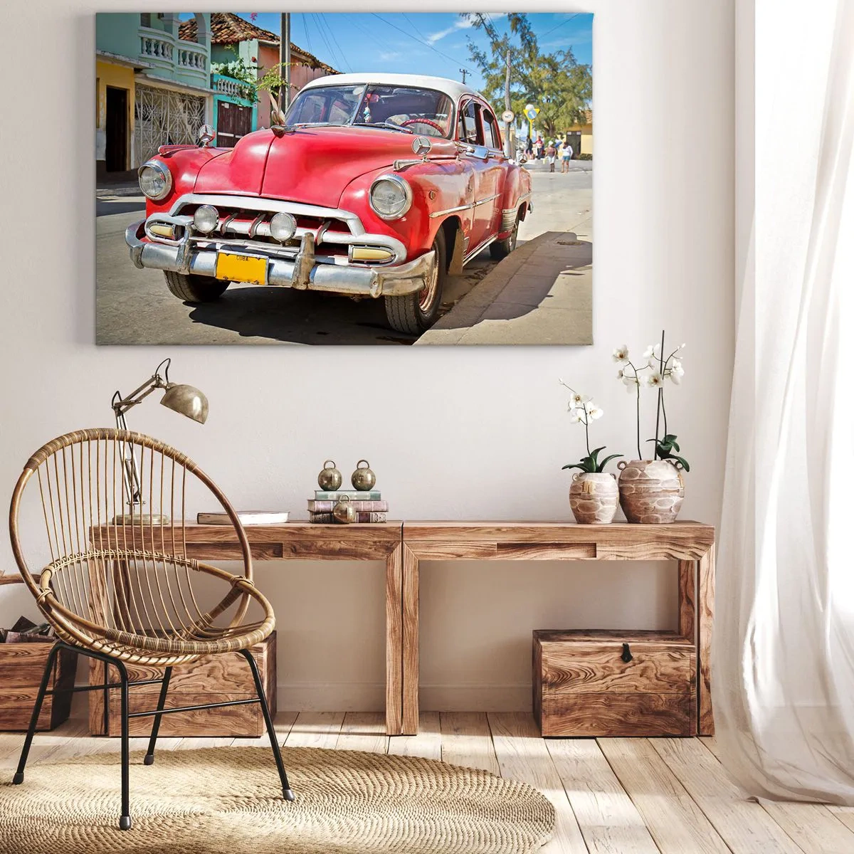 Obraz na płótnie - Czerwony klasyczny samochód zaparkowany na ulicy w słoneczny dzień - 70x50cm - Jeszcze tylko na Kubie - Nowoczesna dekoracja ścienna do salonu i sypialni ARTTOR
