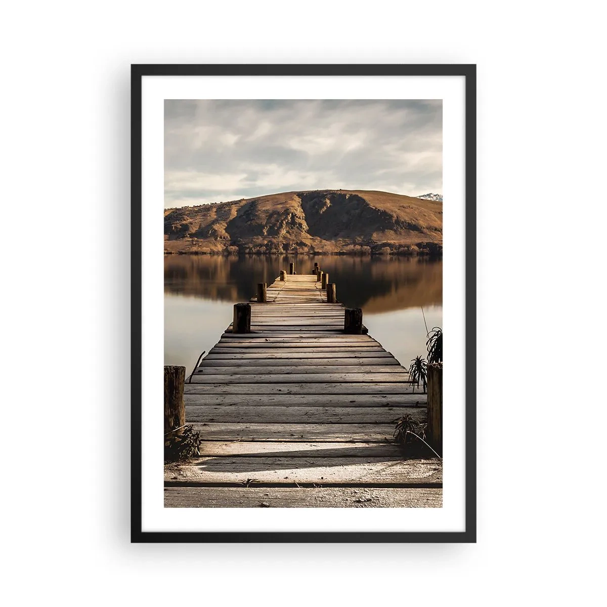 Plakat w czarnej ramie - Drewniany pomost prowadzący na spokojne jezioro z górskim tłem - 50x70cm - Pejzaż w ciszy - Nowoczesna dekoracja ścienna do salonu i sypialni ARTTOR