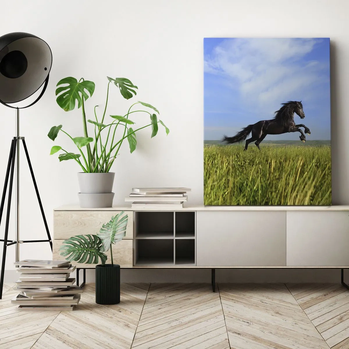 Obraz na płótnie - Czarny koń galopujący po zielonej łące - 50x70cm - Porywający manifest wolności - Nowoczesna dekoracja ścienna do salonu, kuchni i sypialni ARTTOR