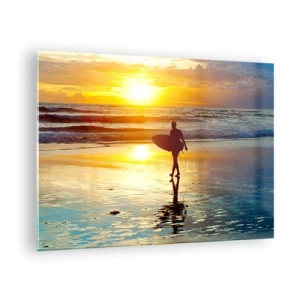 Obraz na szkle - Surfer idący po plaży o zachodzie słońca z deską - 70x50cm - Powrót wojownika - Nowoczesna dekoracja ścienna do salonu i sypialni ARTTOR