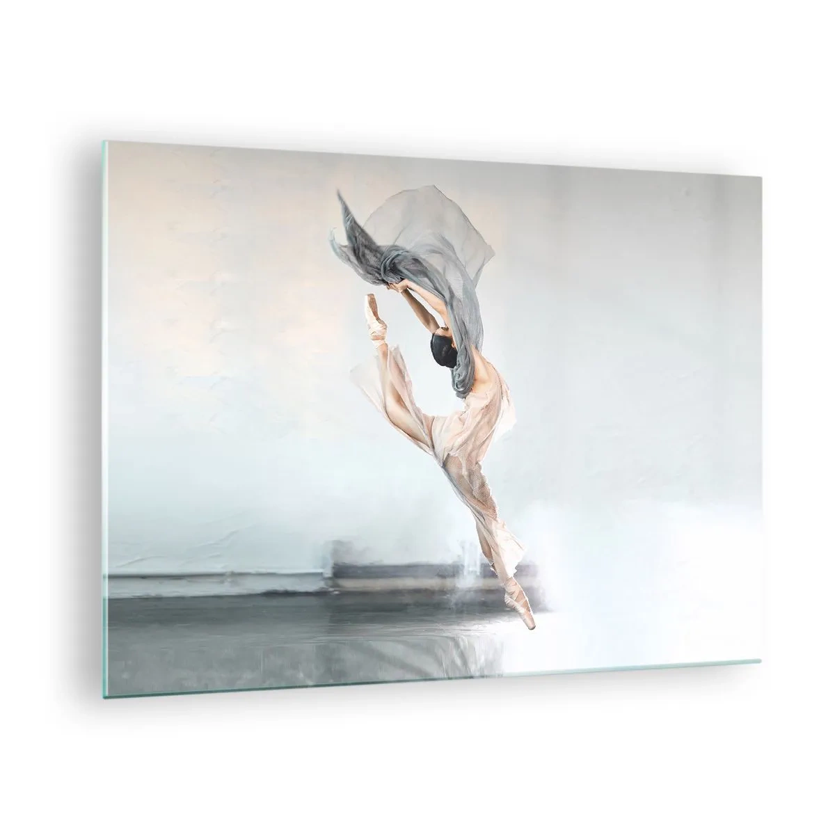 Obraz na szkle - Baletnica w dynamicznym skoku w delikatnym świetle - 70x50cm - W tanecznym uniesieniu - Nowoczesna dekoracja ścienna do salonu i sypialni ARTTOR