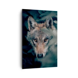 Obraz na płótnie - Wilk w naturalnym otoczeniu, spoglądający z głębi lasu - 80x120cm - Łowca - Nowoczesna dekoracja ścienna do salonu i sypialni ARTTOR