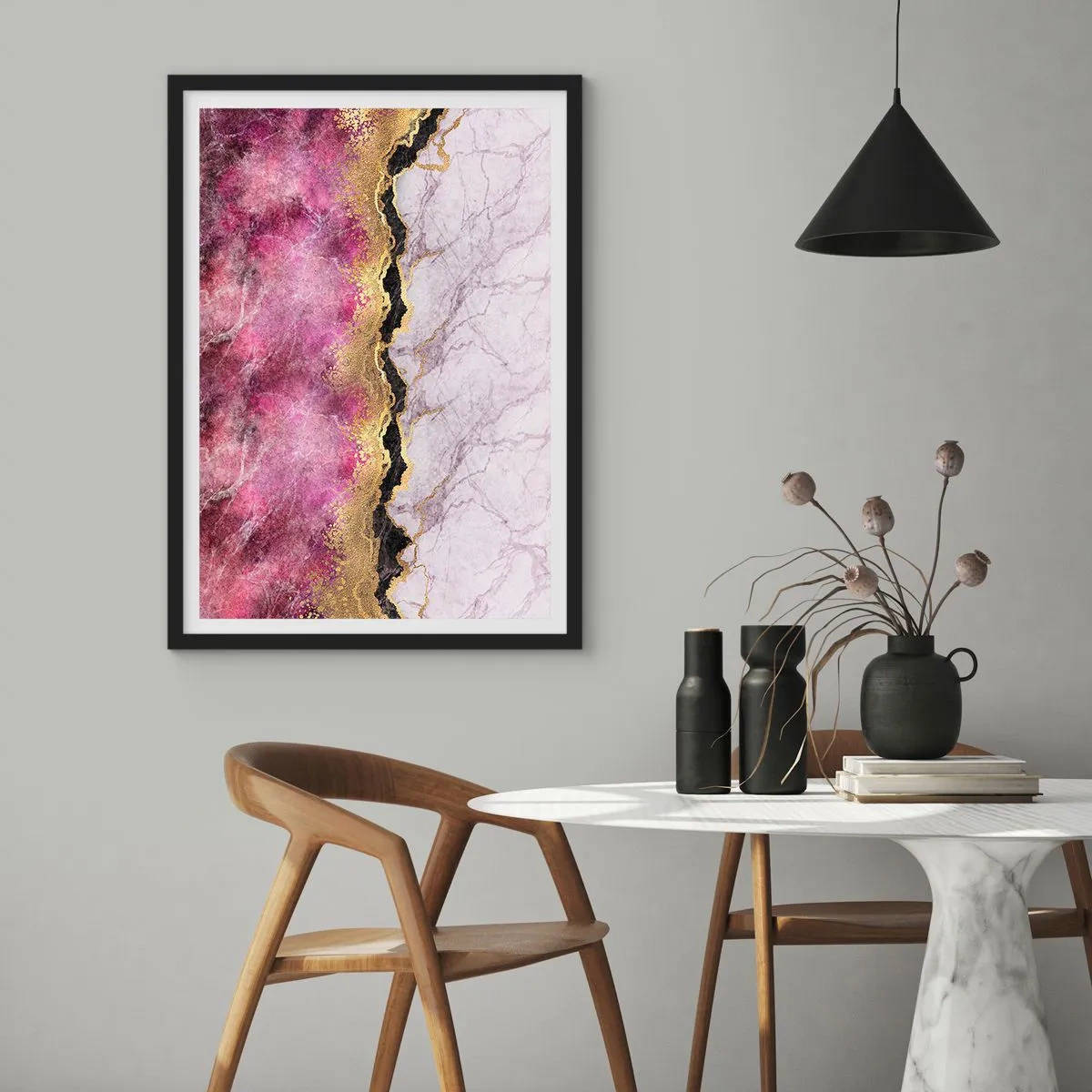 Plakat w czarnej ramie - Abstrakcja z marmurowym wzorem i złotymi akcentami - 50x70cm - Na granicy - Nowoczesna dekoracja ścienna do salonu i sypialni ARTTOR