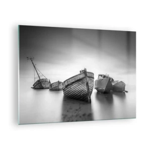 Obraz na szkle - Opuszczone łodzie na spokojnej wodzie w czerni i bieli - 70x50cm - Już tylko wspomnienia… - Nowoczesna dekoracja ścienna do salonu i sypialni ARTTOR