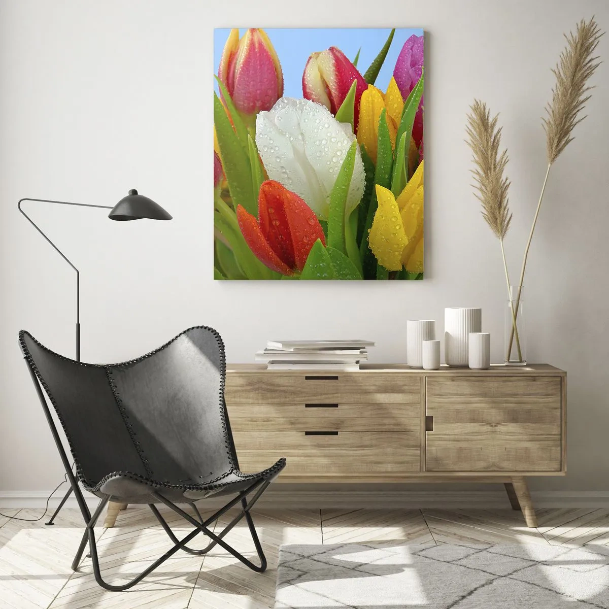 Obraz na szkle - Kolorowe tulipany pokryte kroplami rosy na błękitnym tle - 80x120cm - Kwiatowa tęcza w kroplach rosy - Nowoczesna dekoracja ścienna do salonu i sypialni ARTTOR
