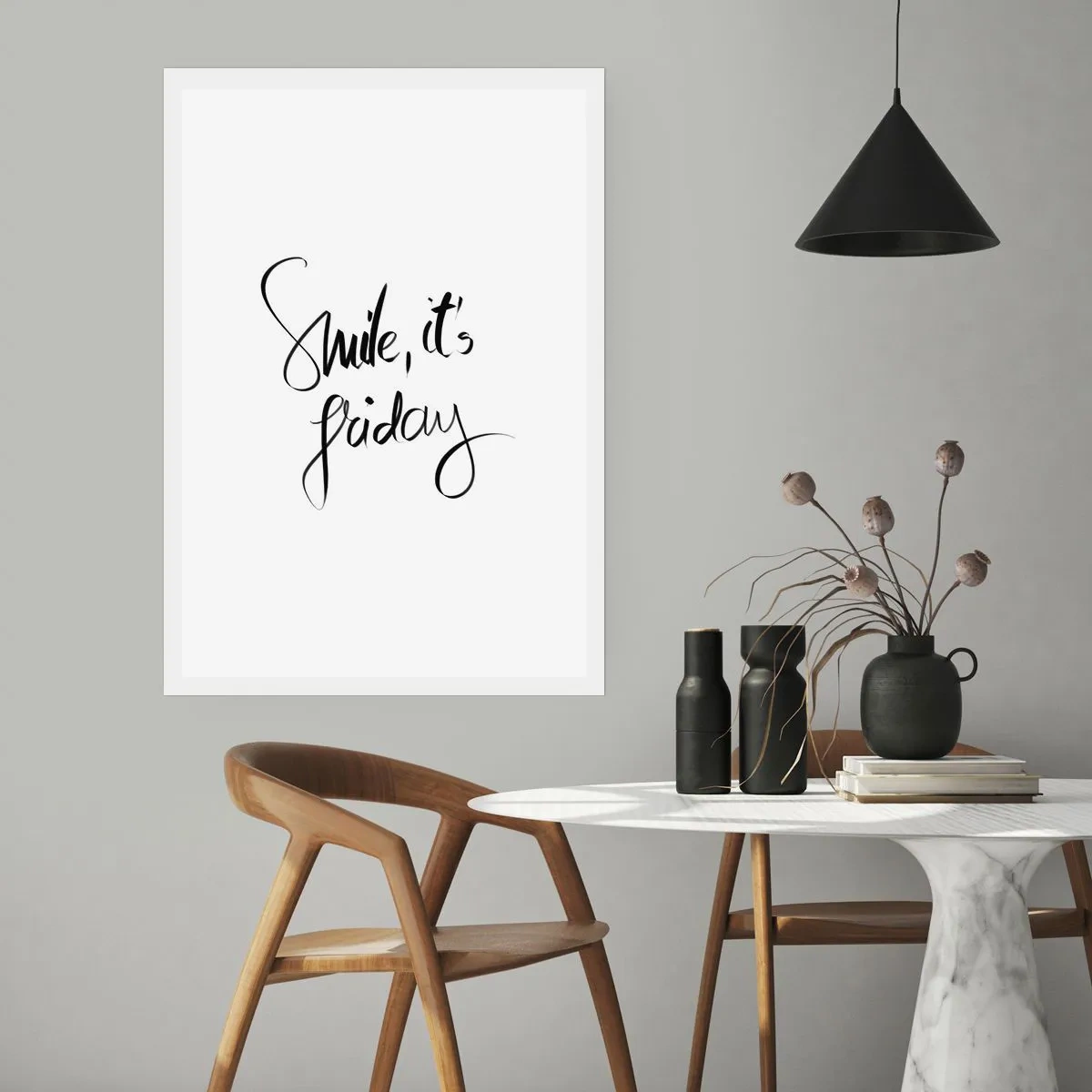 Plakat - Napis Smile, it's Friday w czerni na białym tle - 50x70cm - Prawdziwa radość - Nowoczesna dekoracja ścienna do salonu, kuchni i sypialni ARTTOR
