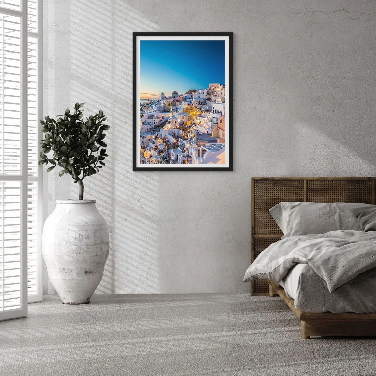 Plakat w czarnej ramie - Widok na oświetlone domy na Santorini o zachodzie słońca - 50x70cm - Esencja greckości - Nowoczesna dekoracja ścienna do salonu i sypialni ARTTOR