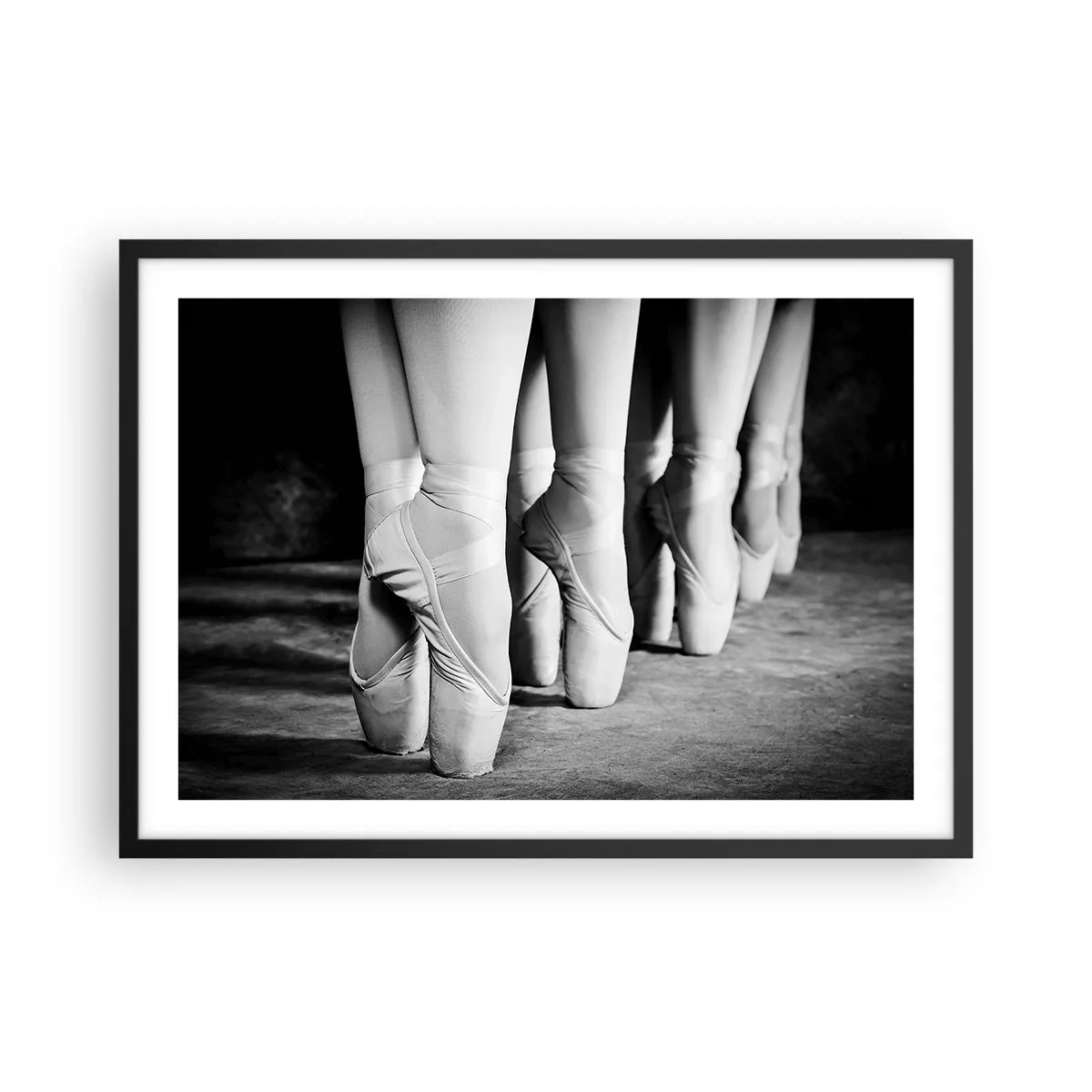 Plakat w czarnej ramie - Baletki tancerzy w czarno-białym ujęciu - 70x50cm - Razem, lekko - Nowoczesna dekoracja ścienna do salonu i sypialni ARTTOR