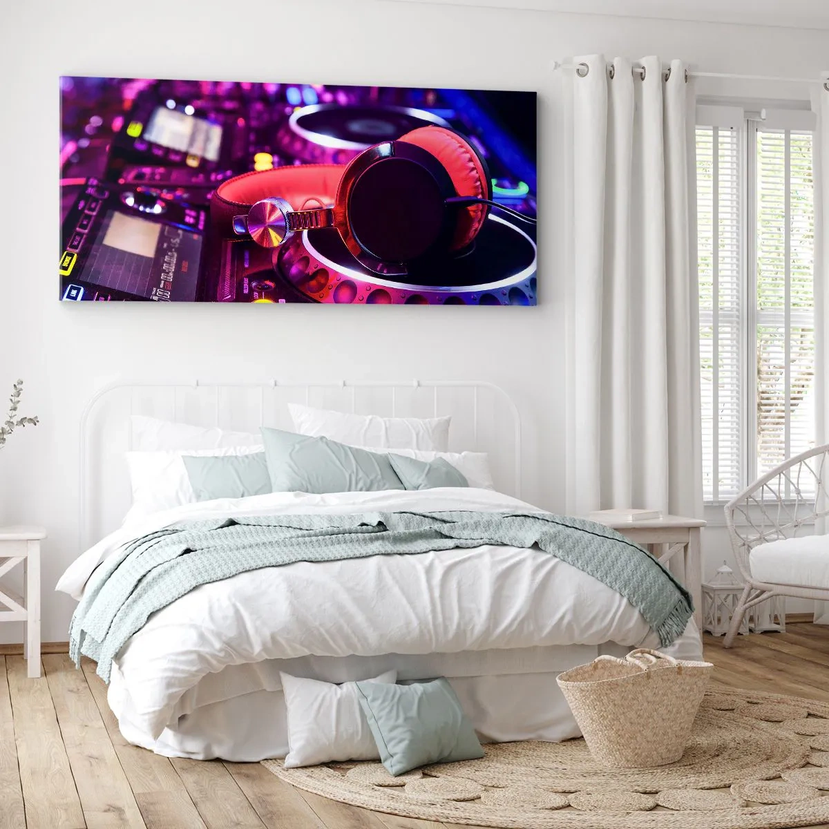 Obraz na płótnie - Słuchawki DJ na konsolecie w neonowym oświetleniu - 120x50cm - Zanim się zacznie zabawa - Nowoczesna dekoracja ścienna do salonu i sypialni ARTTOR