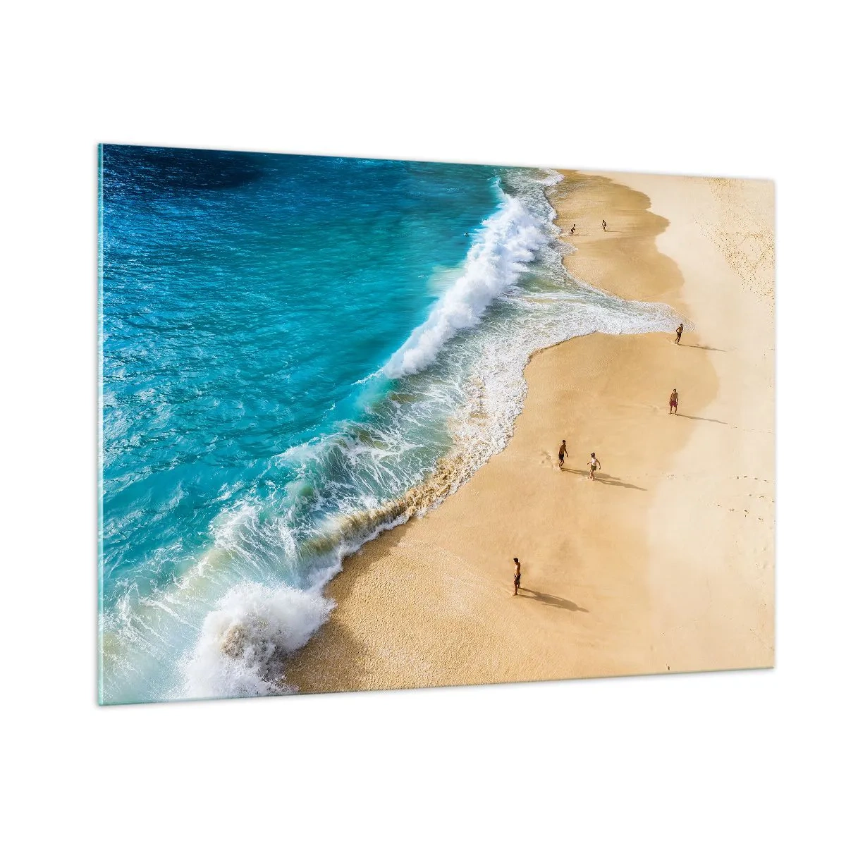 Obraz na szkle - Złota plaża z turkusową wodą i ludźmi spacerującymi przy brzegu - 100x70cm - A potem słońce, plaża… - Nowoczesna dekoracja ścienna do salonu, kuchni i sypialni ARTTOR