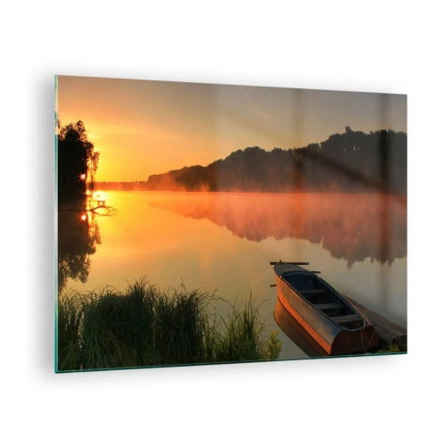 Obraz na szkle - Wschód słońca nad spokojnym jeziorem z łódką przy brzegu - 70x50cm - Wschód słońca nad wodą jak tafla lustra - Nowoczesna dekoracja ścienna do salonu i sypialni ARTTOR