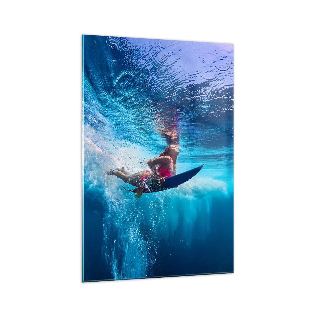 Obraz na szkle - Surferka pod wodą w dynamicznej kompozycji w odcieniach błękitu - 70x100cm - Głębia radości - Nowoczesna dekoracja ścienna do salonu i sypialni ARTTOR