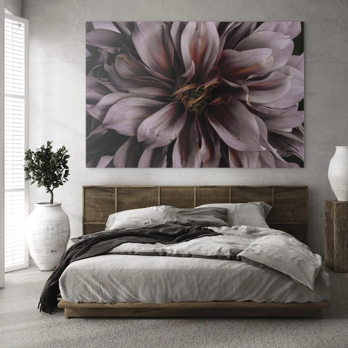 Obraz na szkle - Zbliżenie ciemnego kwiatu o fioletowo-burgundowych płatkach - 70x50cm - Kwietne serce - Nowoczesna dekoracja ścienna do salonu i sypialni ARTTOR