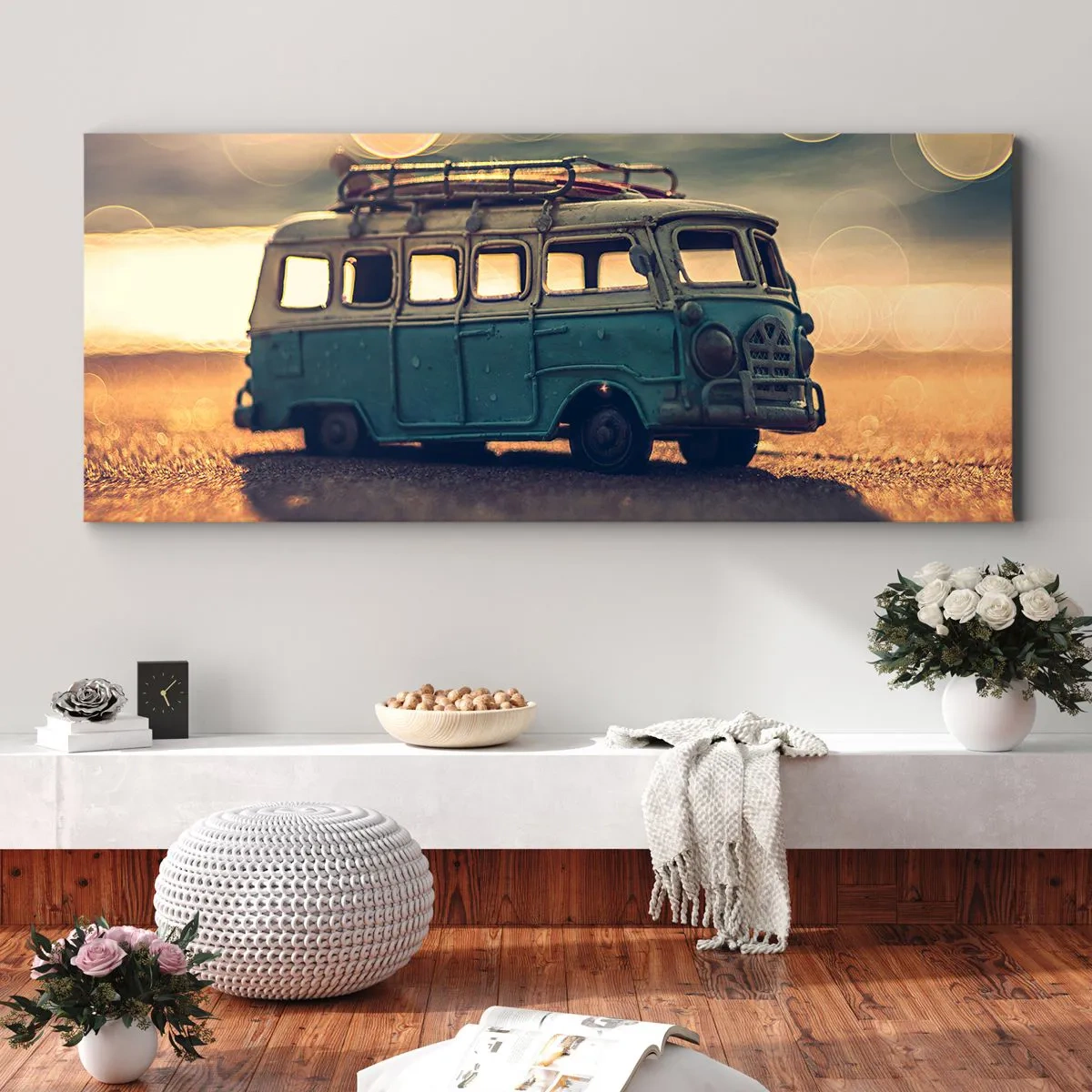 Obraz na płótnie - Retro autobus na tle rozmytego światła - 120x50cm - Koniec bożków: pieniądza i pracy - Nowoczesna dekoracja ścienna do salonu i sypialni ARTTOR
