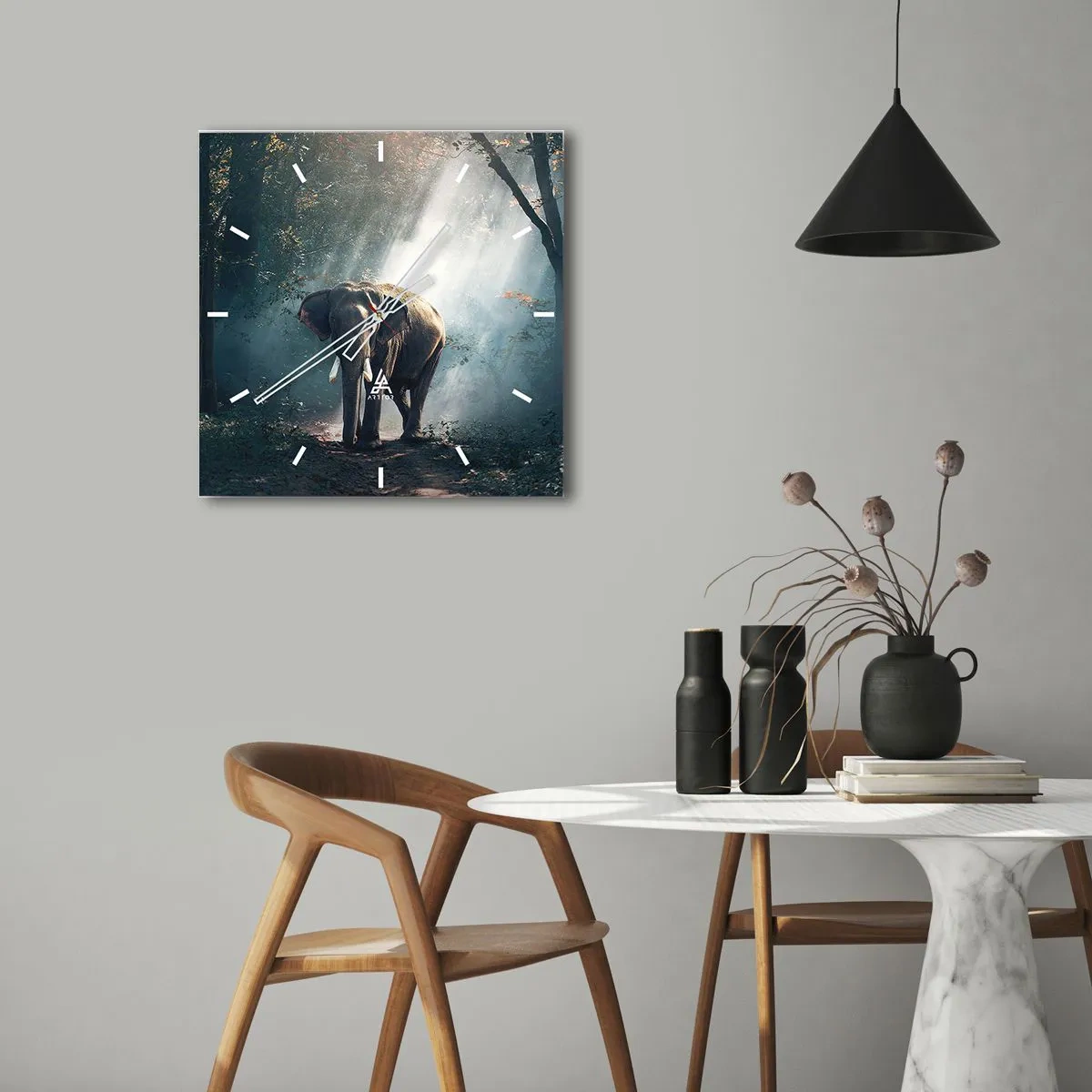 Zegar ścienny - Słoń w świetle lasu - 30x30cm - Spokojna przechadzka - Nowoczesna dekoracja ścienna do salonu i sypialni ARTTOR