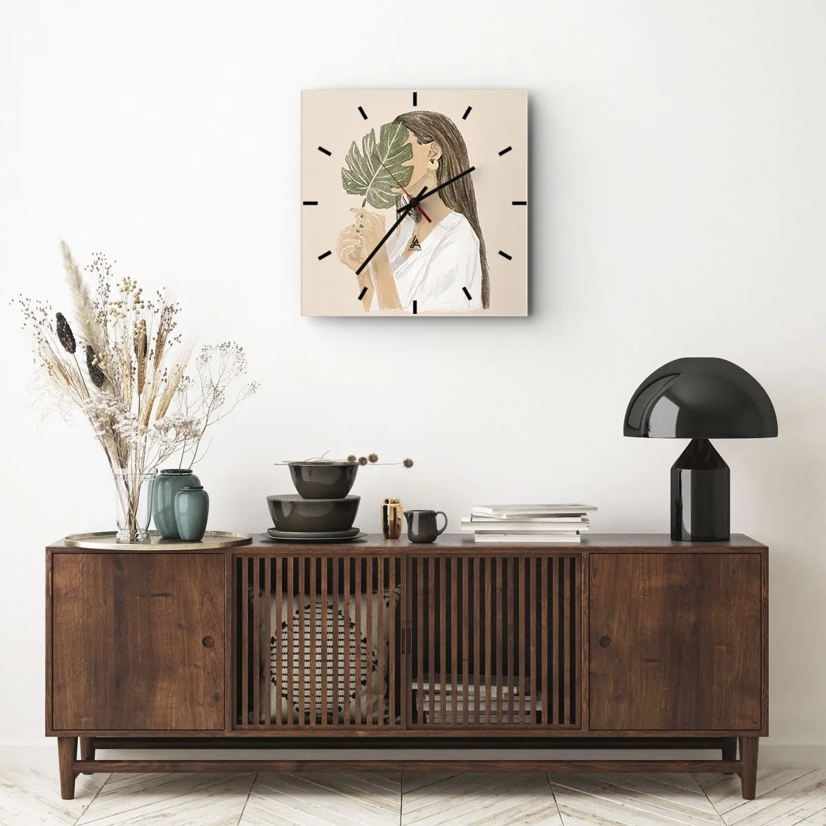 Zegar ścienny - Portret kobiety z liściem monstery na beżowym tle - 30x30cm - Tajemniczy portret z wachlarzem - Nowoczesna dekoracja ścienna do salonu i sypialni ARTTOR