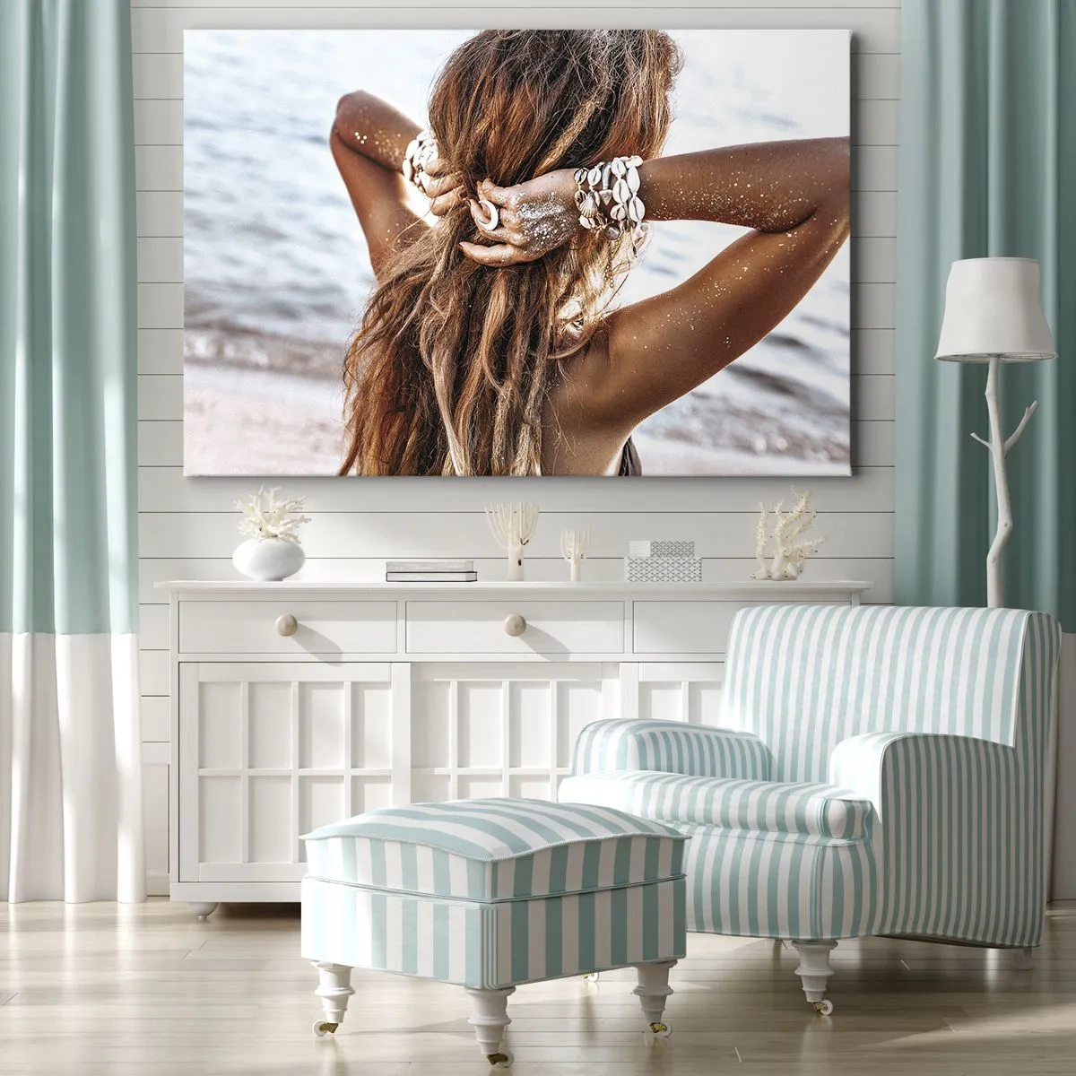 Obraz na płótnie - Kobieta na plaży z włosami rozwianymi w słońcu - 120x80cm - Siostra wody i słońca - Nowoczesna dekoracja ścienna do salonu, kuchni i sypialni ARTTOR