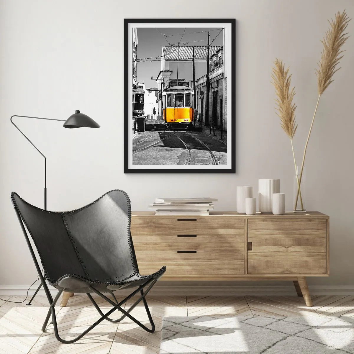 Plakat w czarnej ramie - Żółty tramwaj na ulicach miasta w czarno-białej scenerii - 50x70cm - Duch Lizbony - Nowoczesna dekoracja ścienna do salonu i sypialni ARTTOR