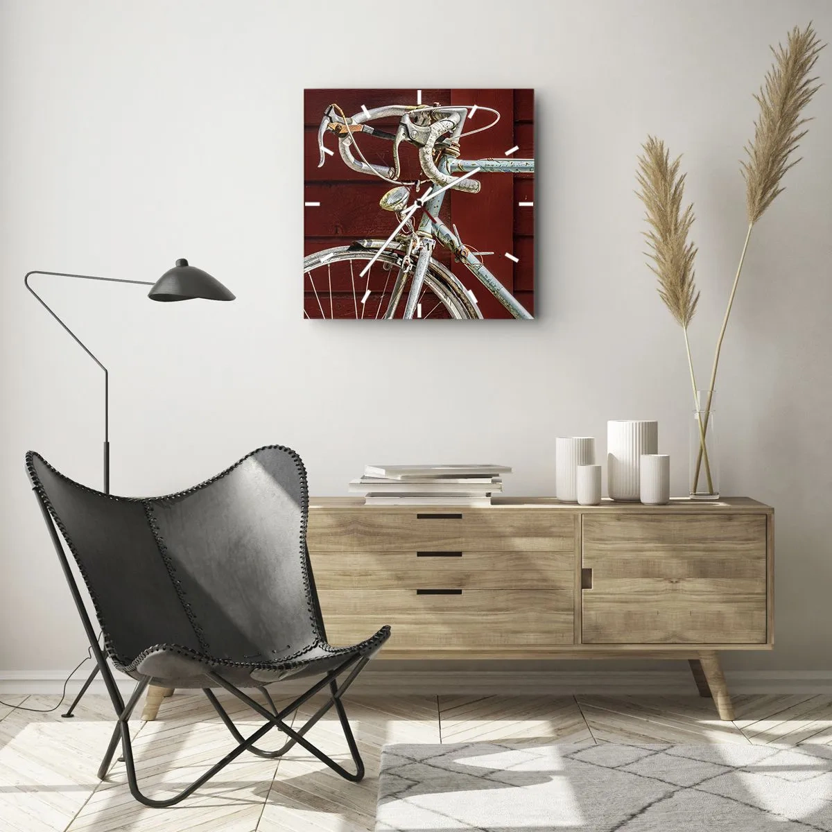 Zegar ścienny - Zabytkowy rower na tle czerwonej drewnianej ściany - 30x30cm - Stworzony do zwycięstw - Nowoczesna dekoracja ścienna do salonu i sypialni ARTTOR