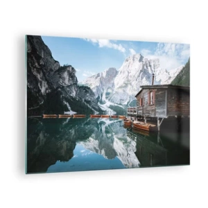 Obraz na szkle - Drewniany domek i łódki nad spokojnym jeziorem w górach - 70x50cm - Krystaliczny, górski poranek - Nowoczesna dekoracja ścienna do salonu i sypialni ARTTOR