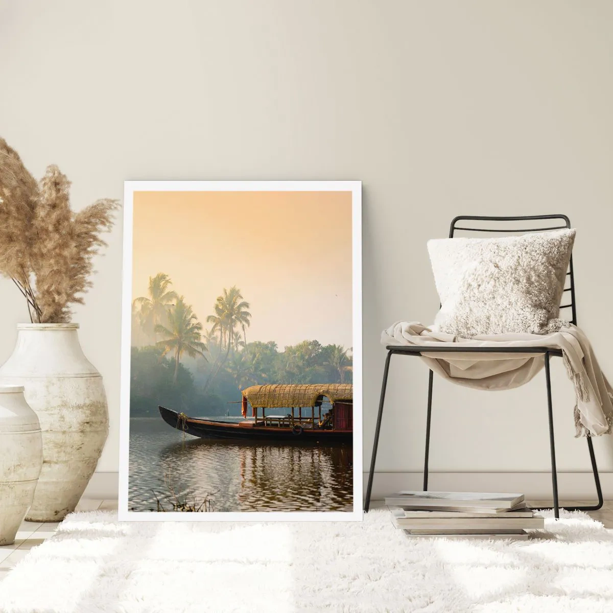 Plakat - Tradycyjna łódź na rzece wśród palm o zachodzie słońca - 50x70cm - Dom na rzece - Nowoczesna dekoracja ścienna do salonu, kuchni i sypialni ARTTOR