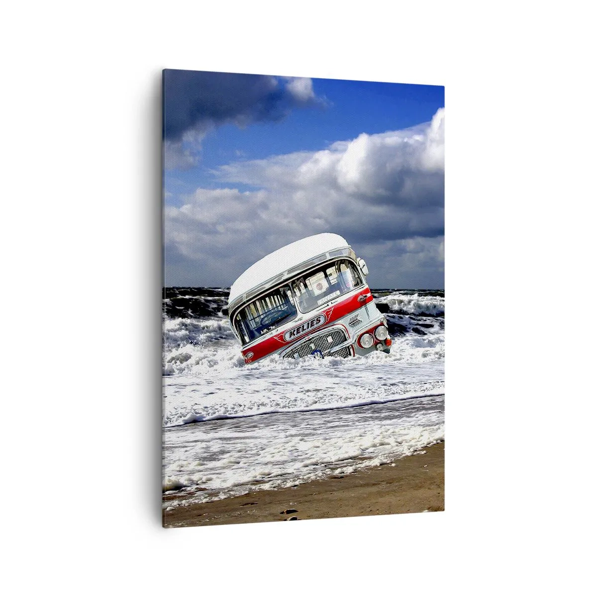 Obraz na płótnie - Zatopiony autobus na plaży wśród fal i wzburzonego morza - 70x100cm - I co się dziwisz? - Nowoczesna dekoracja ścienna do salonu i sypialni ARTTOR