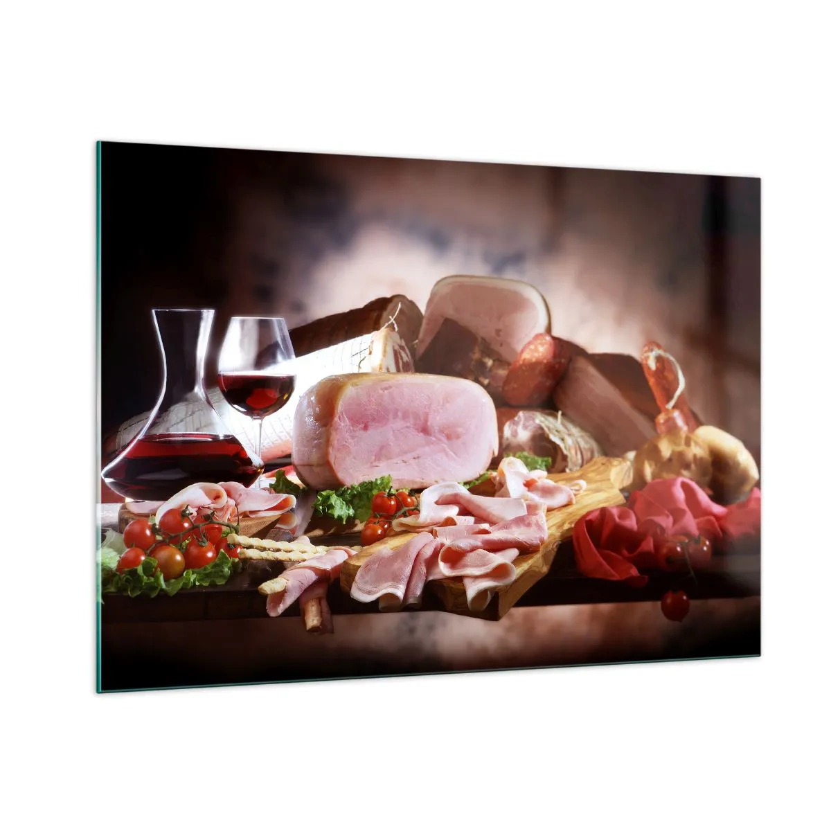 Obraz na szkle - Kuchenny stół z wędlinami, winem i świeżymi warzywami - 100x70cm - Kulinarne marzenie z karafką - Nowoczesna dekoracja ścienna do salonu, kuchni i sypialni ARTTOR
