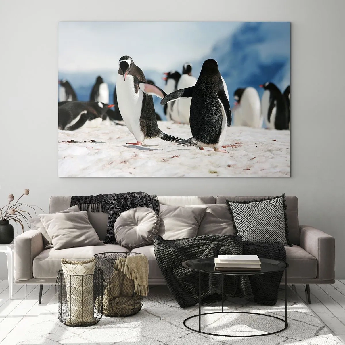 Obraz na szkle - Pingwiny na śniegu w polarnej scenerii - 70x50cm - Taniec na śniegu - Nowoczesna dekoracja ścienna do salonu i sypialni ARTTOR
