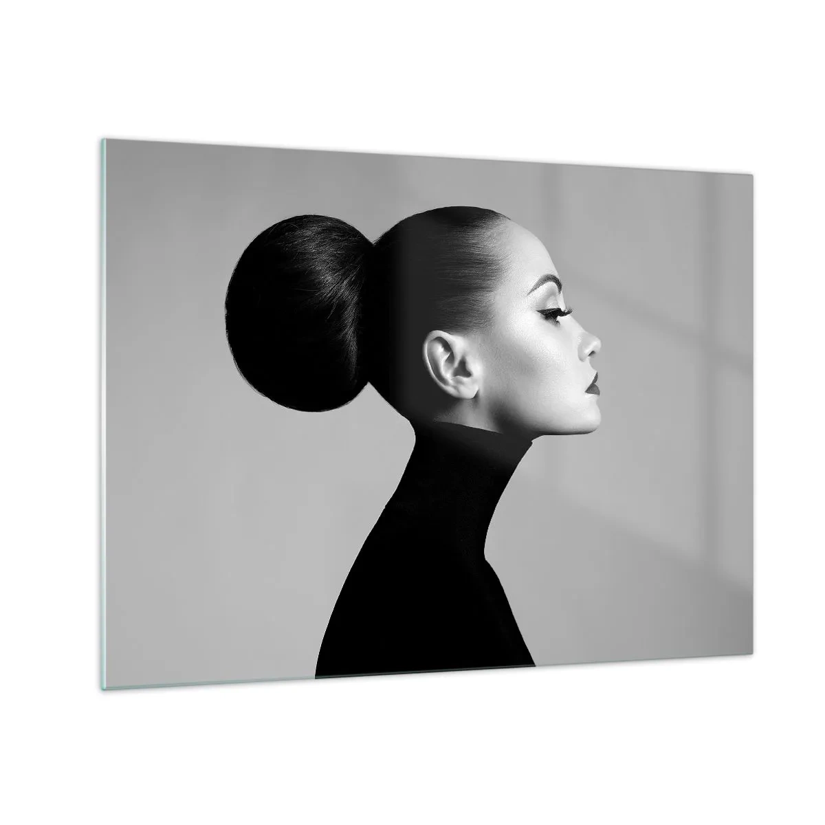 Obraz na szkle - Stylowa kobieta w czerni na tle w odcieniach szarości - 70x50cm - Współczesna Nefretete - Nowoczesna dekoracja ścienna do salonu i sypialni ARTTOR