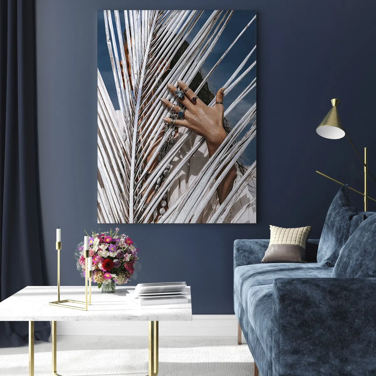 Obraz na szkle - Dłonie kobiety ozdobione pierścieniami za suchą palmą - 50x70cm - Dziewczyna szamana? - Nowoczesna dekoracja ścienna do salonu, kuchni i sypialni ARTTOR