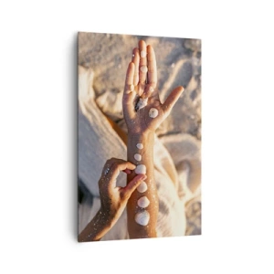 Obraz na płótnie - Dłonie z ułożonymi muszlami na tle piasku - 80x120cm - Piękno w zasięgu ręki - Nowoczesna dekoracja ścienna do salonu i sypialni ARTTOR