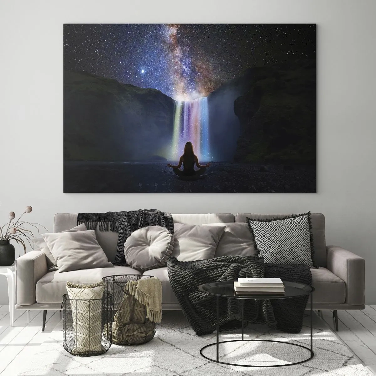 Obraz na szkle - Medytacja przed kolorowym wodospadem nocą - 70x50cm - Absolutna harmonia - Nowoczesna dekoracja ścienna do salonu i sypialni ARTTOR
