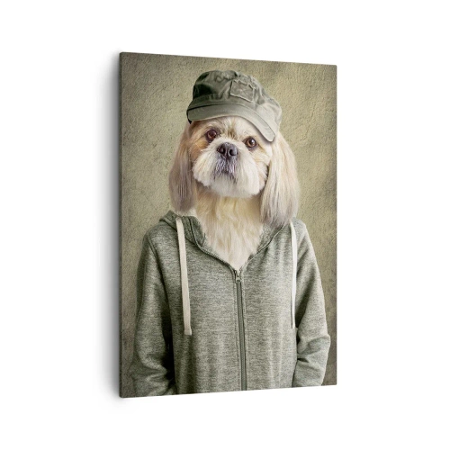Obraz na płótnie - Stylowy pies w zielonej bluzie i czapce na tle ściany - 50x70cm - Wolę luzik - Nowoczesna dekoracja ścienna do salonu, kuchni i sypialni ARTTOR