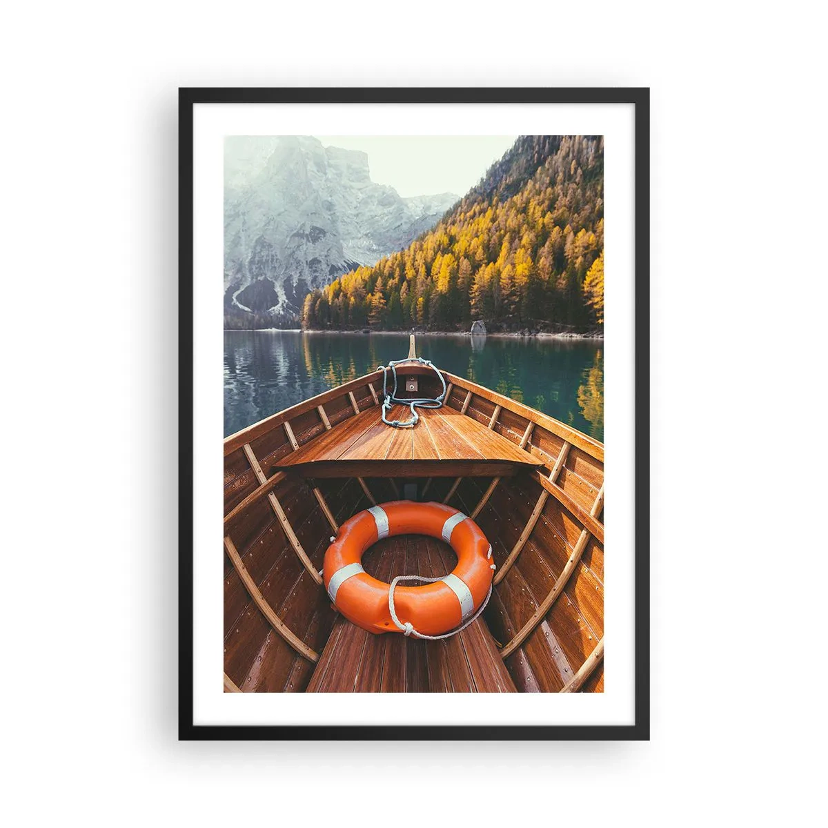 Plakat w czarnej ramie - Drewniana łódź na jeziorze w otoczeniu gór - 50x70cm - Górska wycieczka - Nowoczesna dekoracja ścienna do salonu i sypialni ARTTOR