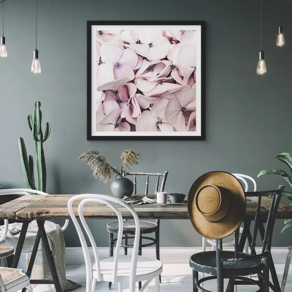 Plakat w czarnej ramie - W powodzi kwiatów - 40x40 cm