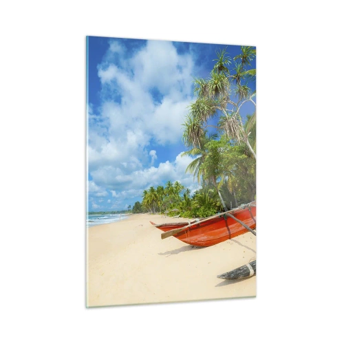 Obraz na szkle - Tropikalna plaża z palmami i tradycyjnymi łodziami - 50x70cm - Urok tropików - Nowoczesna dekoracja ścienna do salonu, kuchni i sypialni ARTTOR