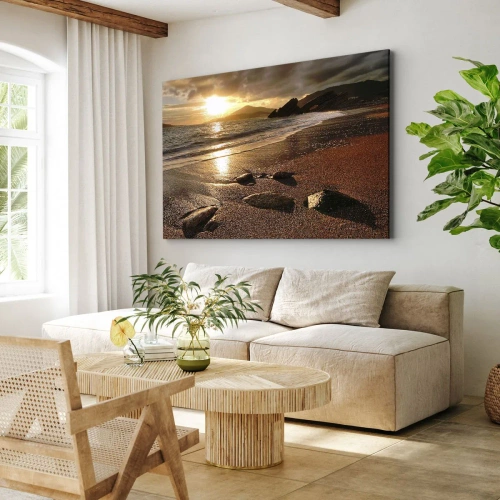 Obraz na płótnie - Idź za słońcem ku wzgórzom - Plaża o zachodzie słońca z kamieniami na brzegu - 70x50cm