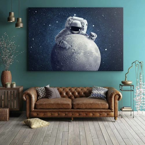 Obraz na płótnie - Kosmiczny żartowniś - Astronauta trzymający księżyc na tle rozgwieżdżonego nieba - 70x50cm