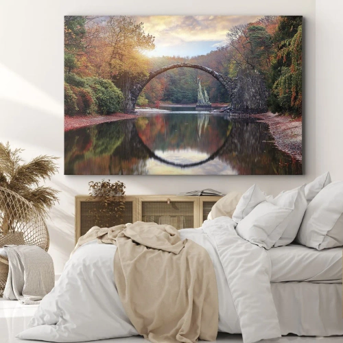 Obraz na płótnie - Po drugiej stronie lustra - Kamienny most w jesiennej scenerii nad spokojną wodą - 70x50cm