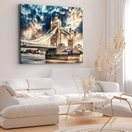 Obraz na płótnie - Pomnik wiktoriańskiego imperium - Tower Bridge o zmierzchu na tle dynamicznego nieba - 70x50cm