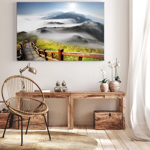 Obraz na płótnie - Utkane z blasku i mgły - Drewniana ścieżka wśród mglistych gór o poranku - 70x50cm
