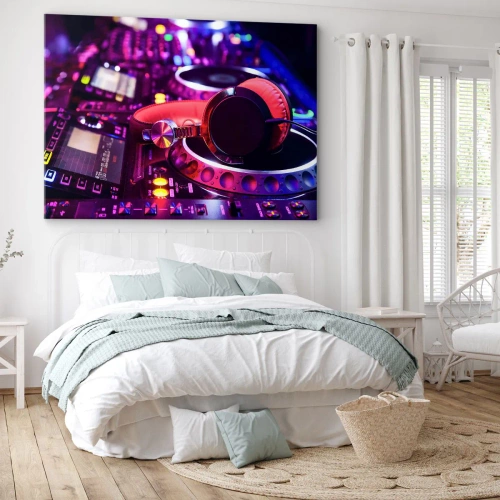 Obraz na płótnie - Zanim się zacznie zabawa - Słuchawki DJ na konsolecie w neonowym oświetleniu - 70x50cm